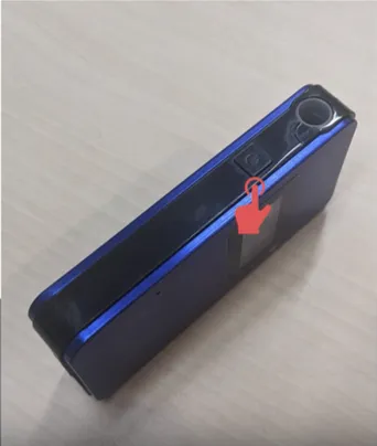 NEO BLUE本体側面の電源ボタンを赤い矢印で示す